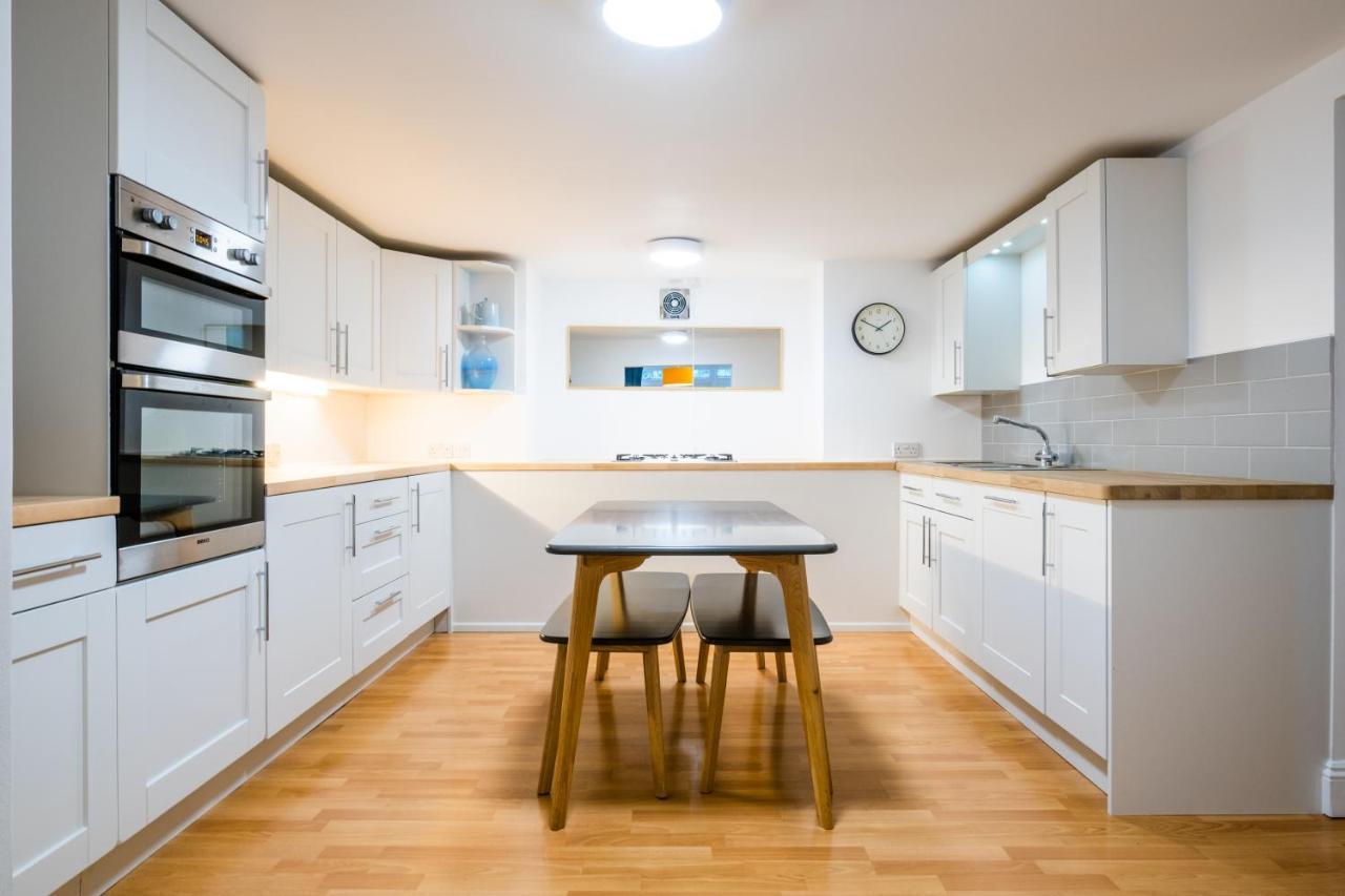 Modern Apt Near Gardens With Large Decking Area - Vivre Retreats Bournemouth Exterior photo